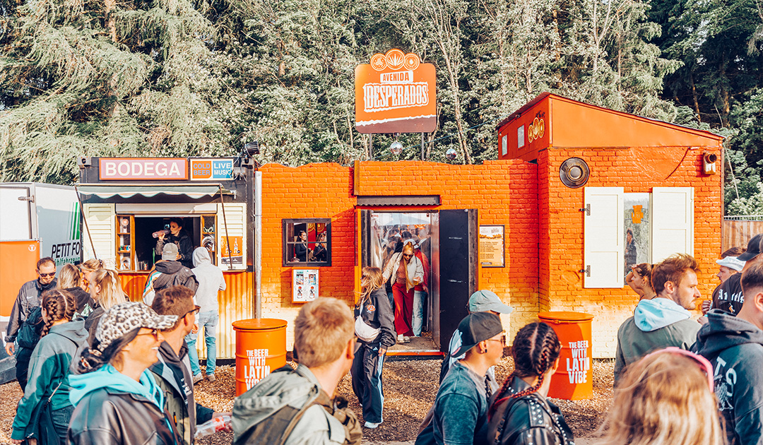 Viele Festival Besucher entdecken den Stand von Desperados auf dem Ikarus Festival