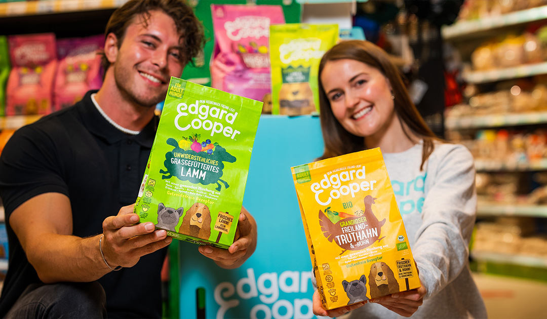 Die beiden Promoter präsentieren die Edgard und Cooper Produkte im Fressnapf