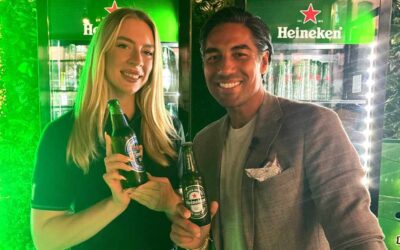 Eine Promoterin und Nic Shanker mit Heineken Flaschen