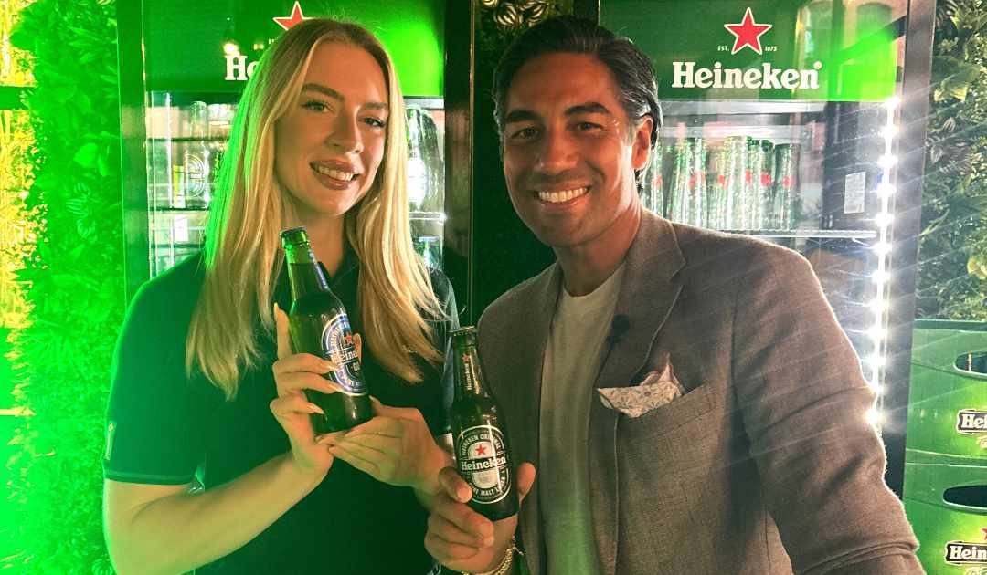 Eine Promoterin und Nic Shanker mit Heineken Flaschen