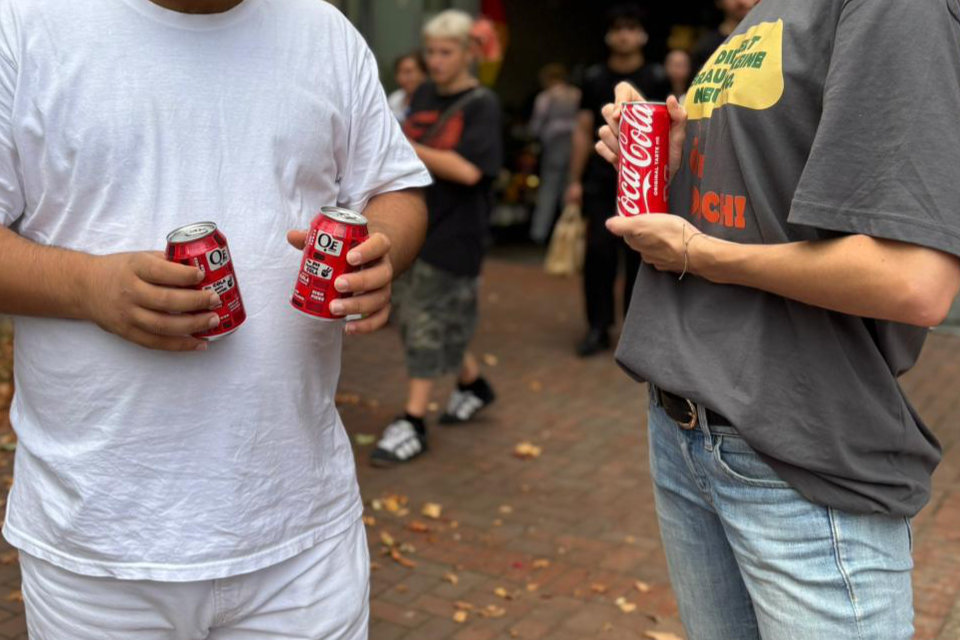 OeDrinksLehGuerilla-Bilderreihe-1 Oettinger Oe Lemonade wird gegen Coca Cola getauscht