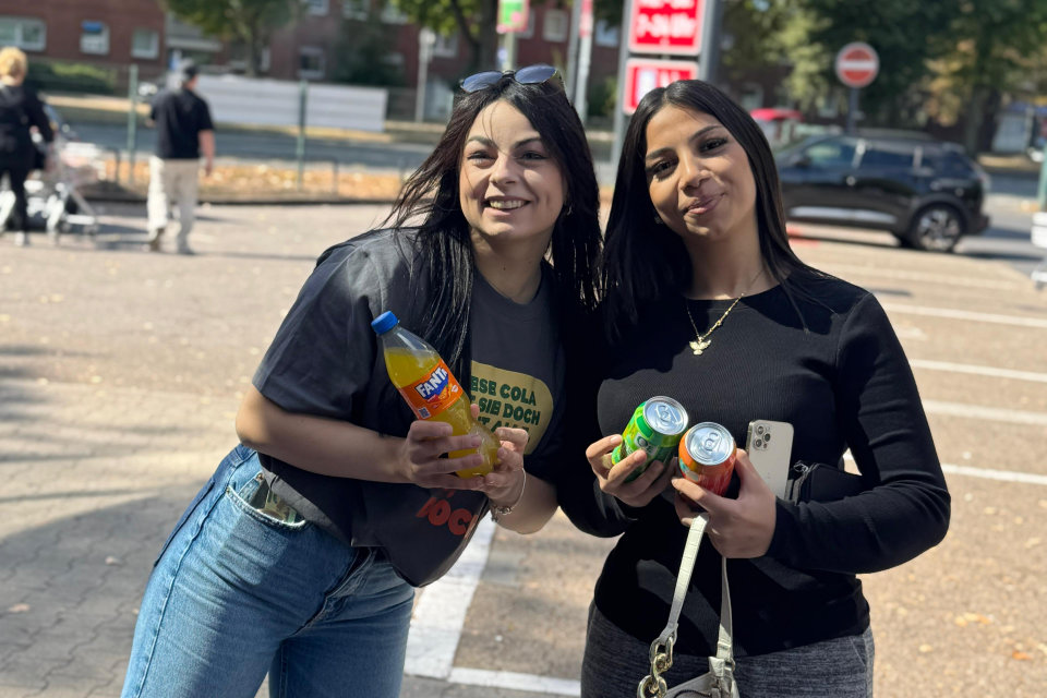 OeDrinksLehGuerilla-Bilderreihe-3 OE Lemonade wird gegen eine große Flasche Fanta getauscht